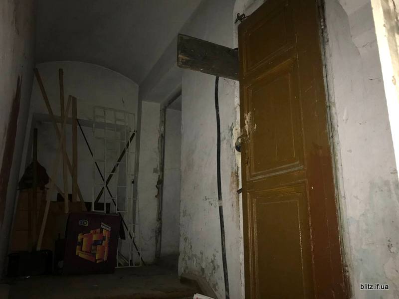 Через аварійний стан будинку прикарпатські пошуковці не мають змоги дослідити колишню в’язницю НКВД ФОТО