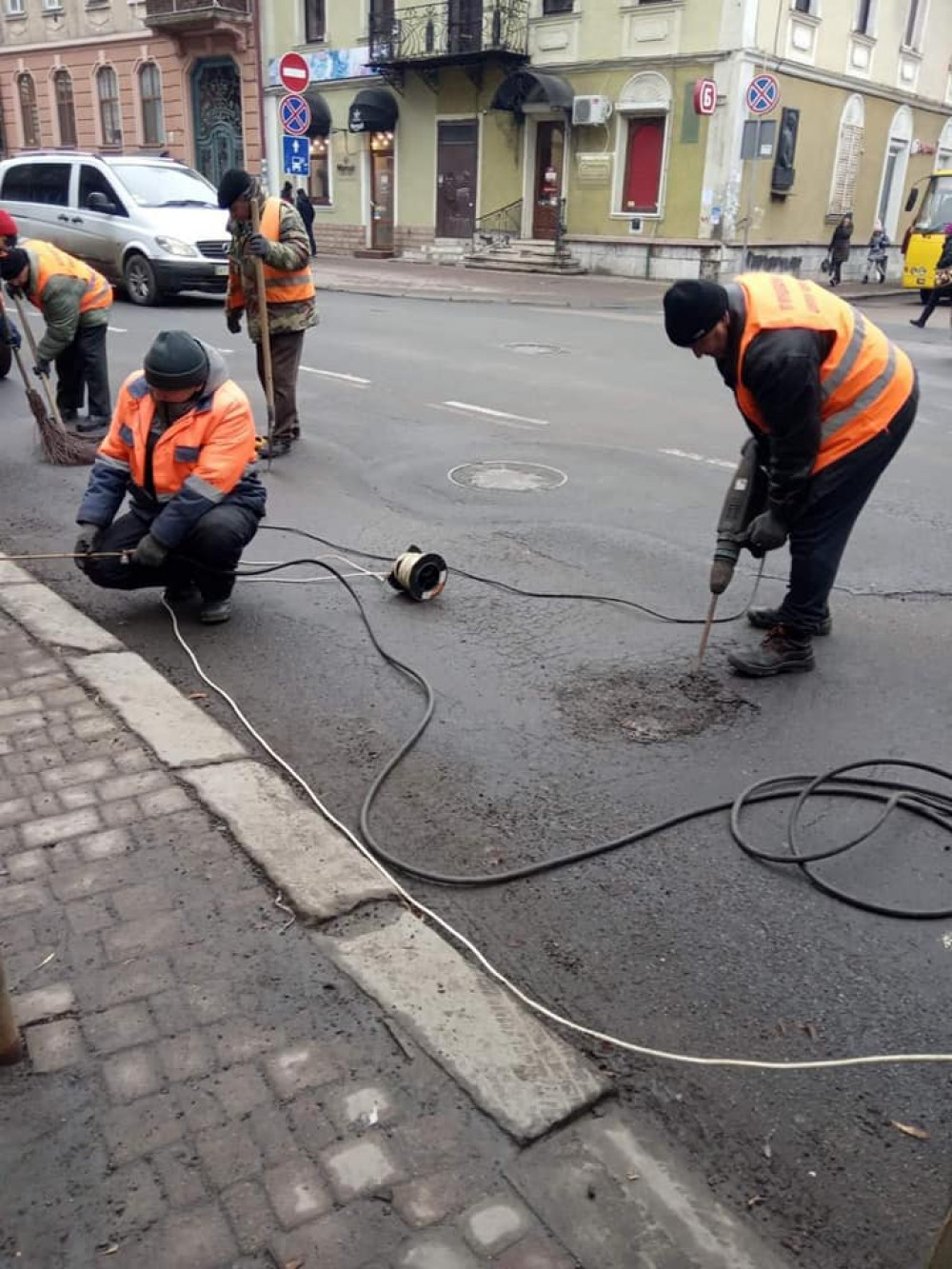 В Івано-Франківську взялися латати ями на вулицях ФОТО