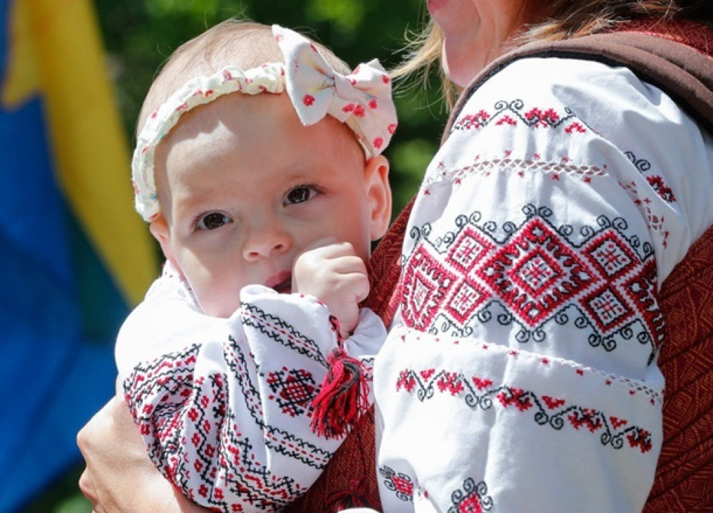 Маленькие украинцы. Новорожденные в украинской вышиванке. Вышиванка для новорожденного. Ребенок в вишиванке. Дитина в вишиванці.